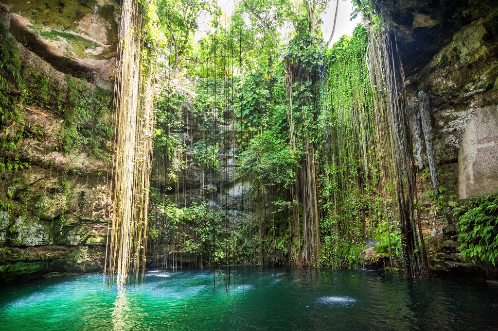 Ik-Kil-Cenote-Chichen-Itza-Mexico