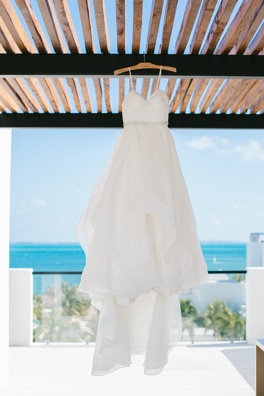 This gorgeous, tropical-themed destination wedding in Cancun, Mexico is definitely a trend-setter for 2017. Discover the full story by Wedding Concierge Ashley herself for a true first-hand experience!