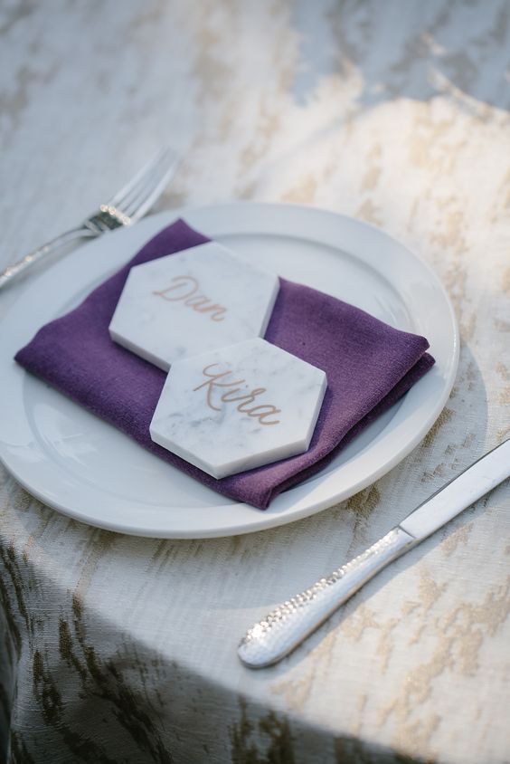 What better way than to incorporate the best of both worlds with a subtly colored shape and an ultra violet dinner napkin? #weddingtrends